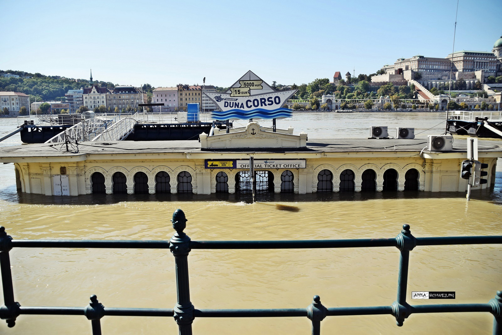 Vigadó téri jegypénztár épülete