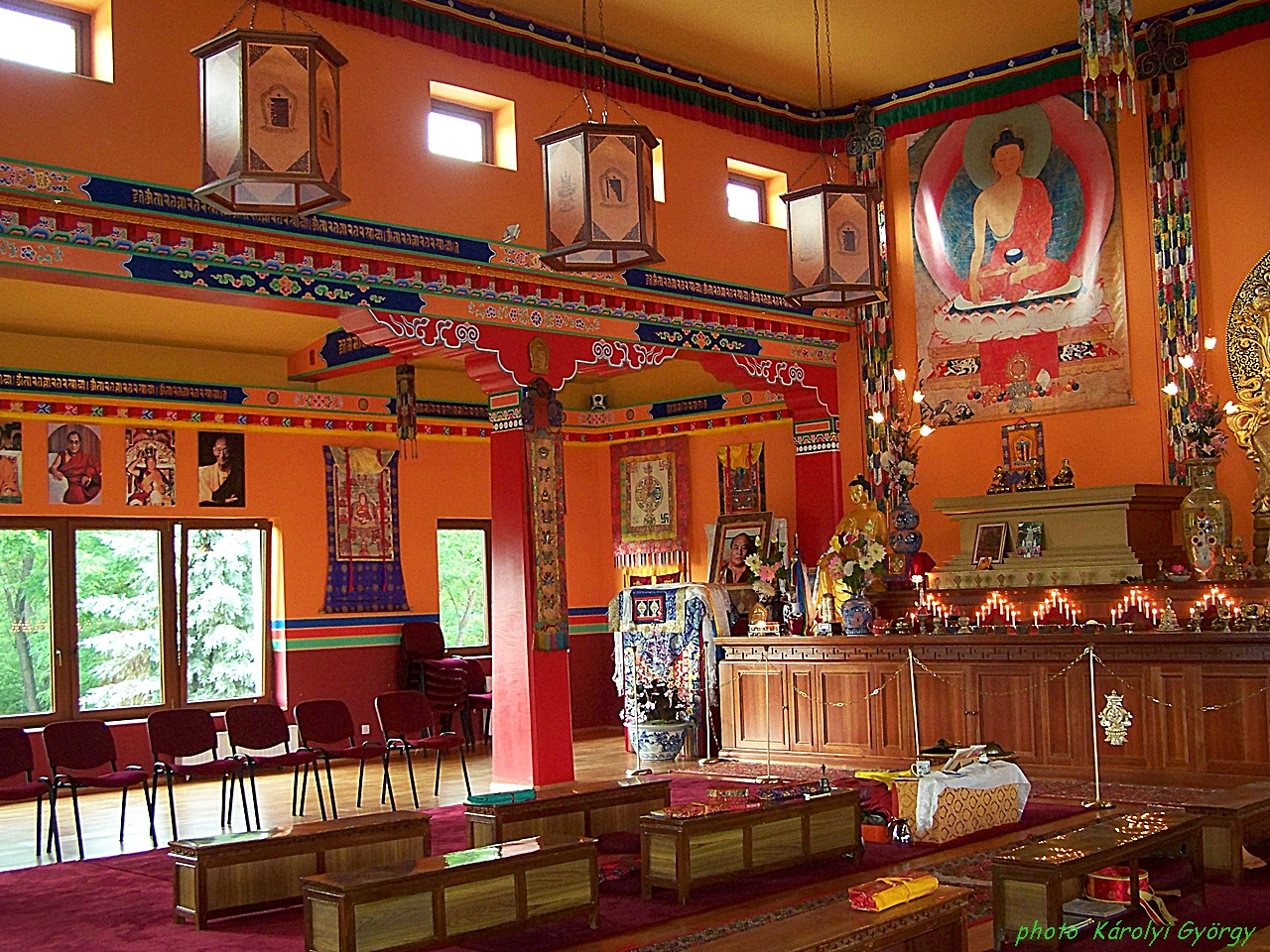 Buddhista sztupa, a templom bal oldala