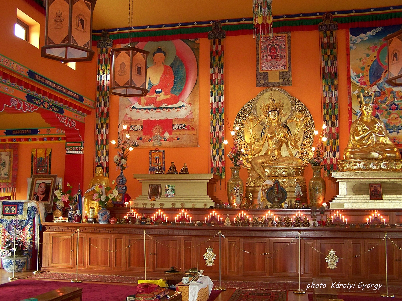 Buddhista sztupa, a templom főfal bal oldala