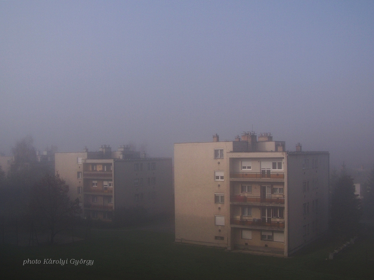 Besztercei képek, házak a ködben