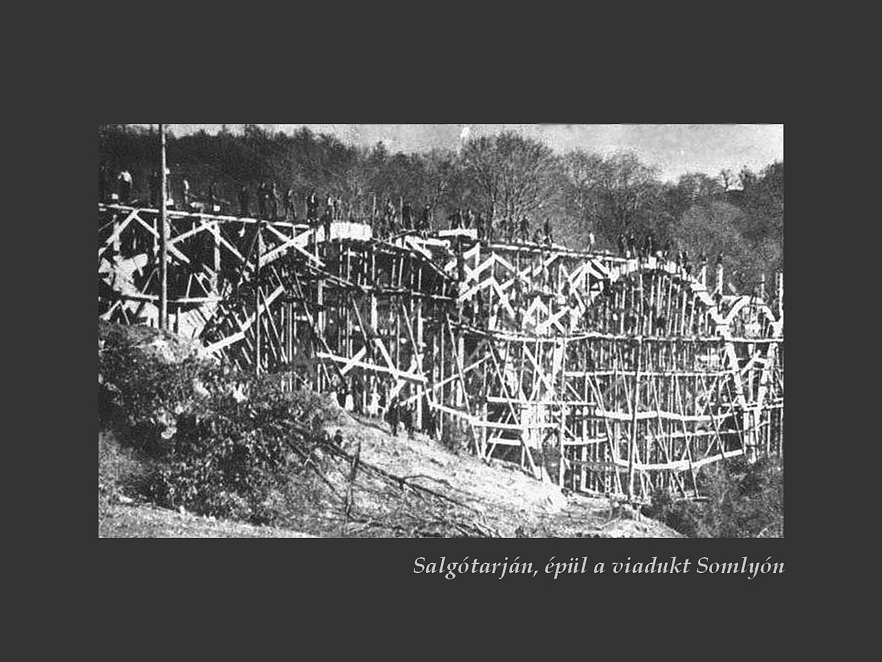 Salgótarján régen, épül a viadukt