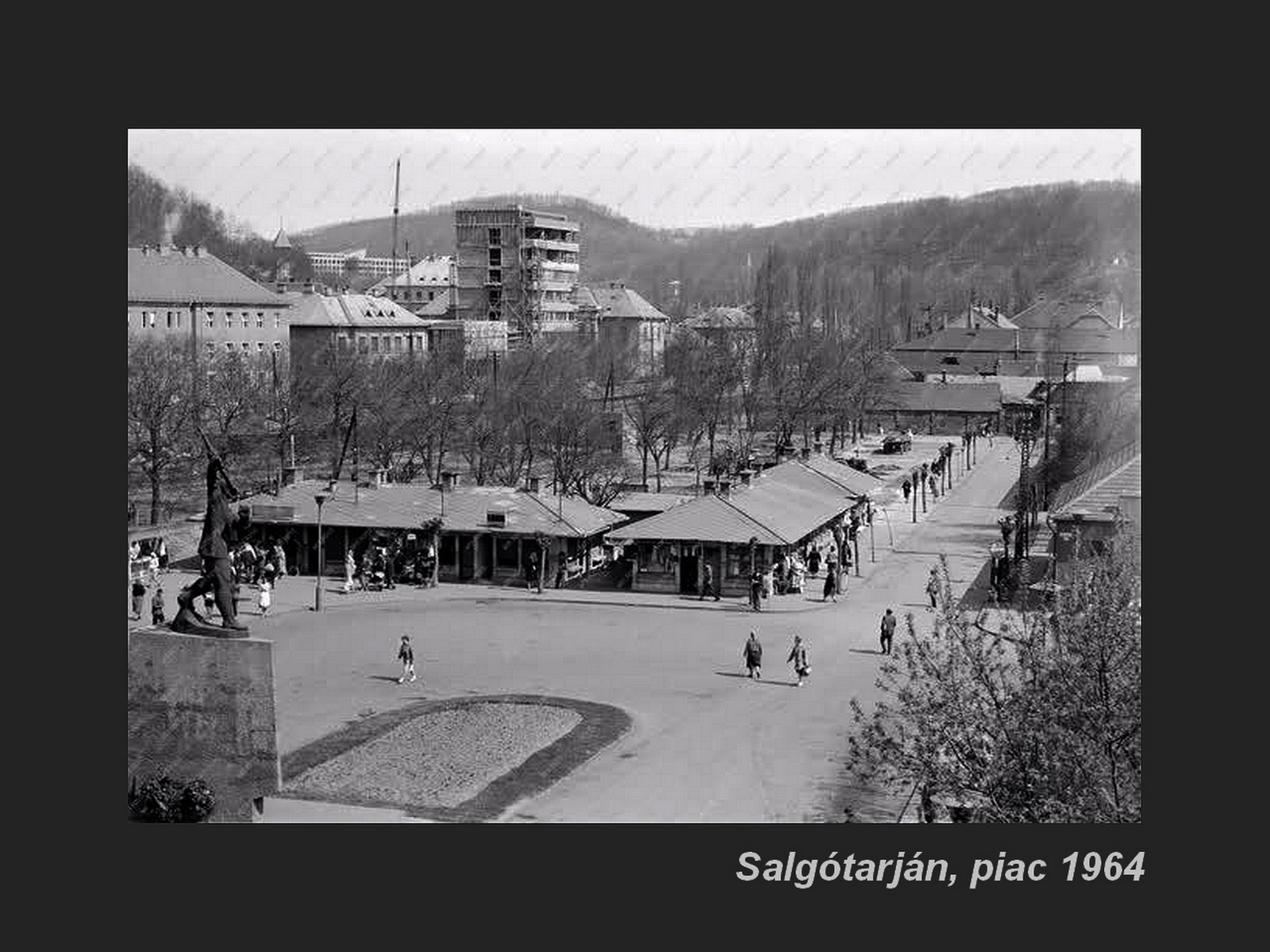 Salgótarján régen, a főtéri piac 1964.