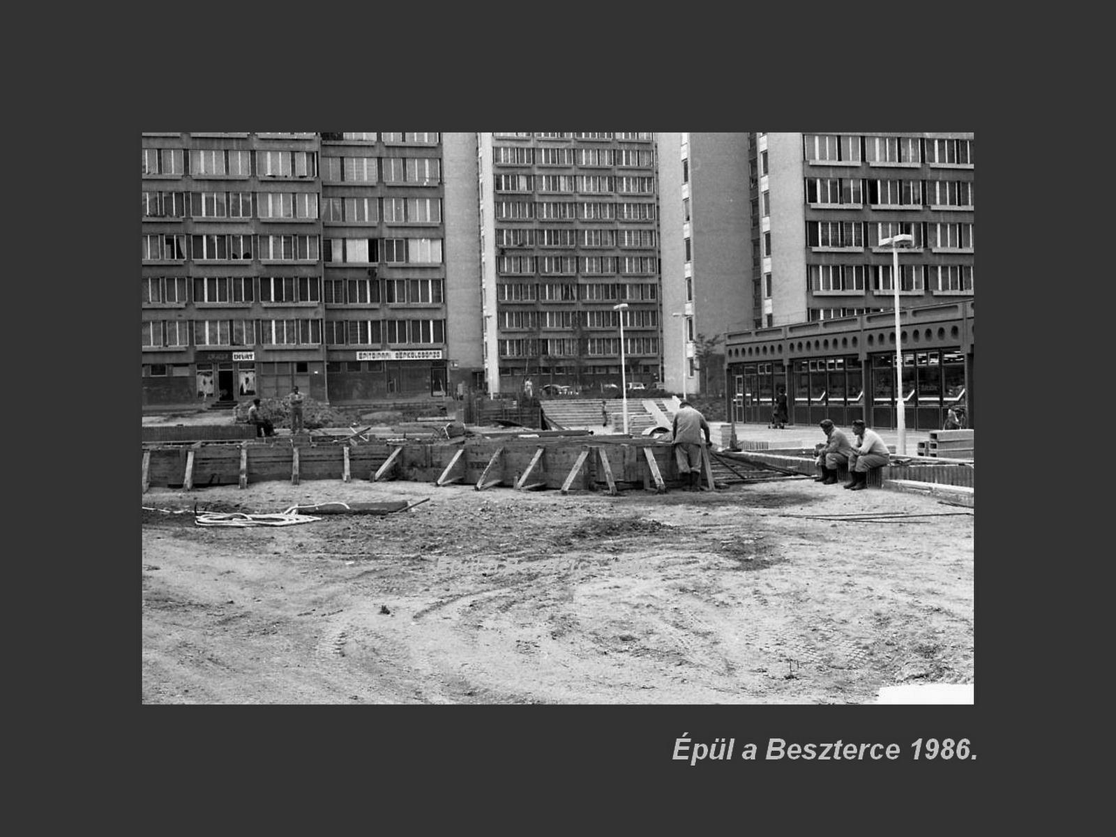 Besztercei képek, a tér épül 1986.