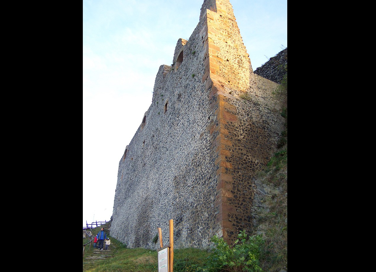 Somoskői vár, az északi fala egy szakadék fölött