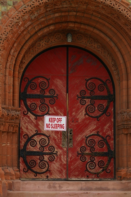 Egy elhagyatott templom ajtaja