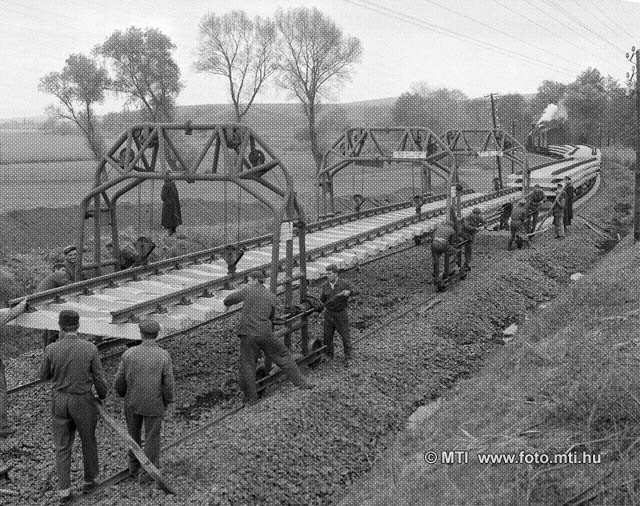 Vágánymező-fektető portáldaru 1963 (fotó MTI)