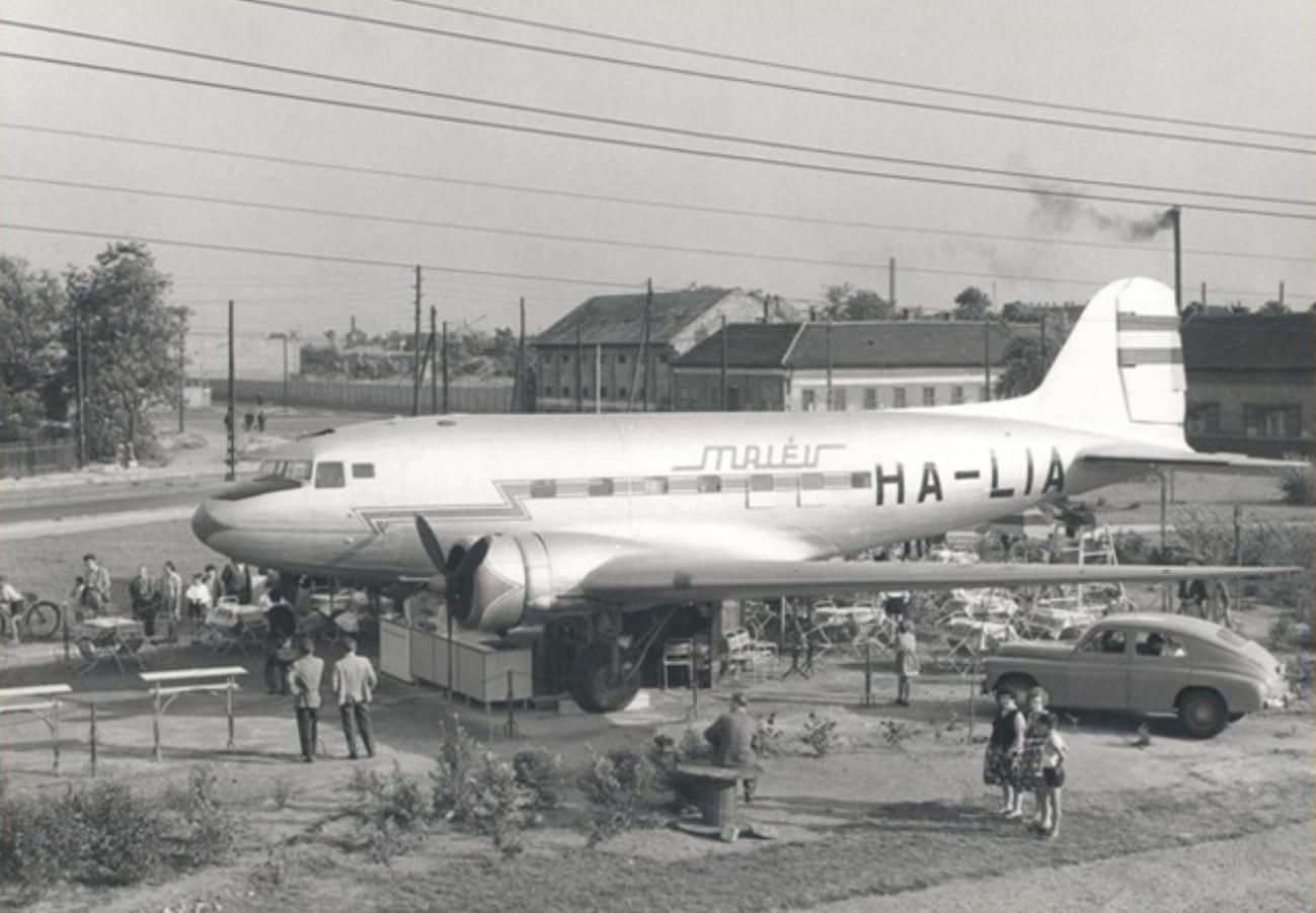 Li-2 mint Kispilóta cukrászda Budapest X. Mázsa tér 1954