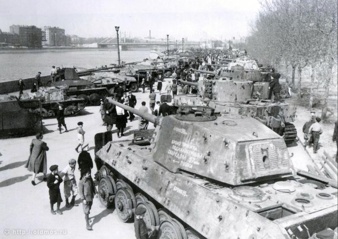 Zsákmányolt német tankok Moszkva 1945