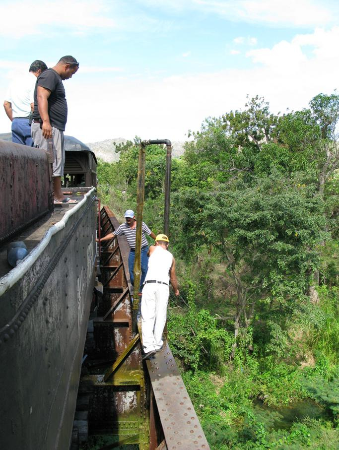 Kubai gőzmozdony vizet vesz Trinidad város közelében 2008