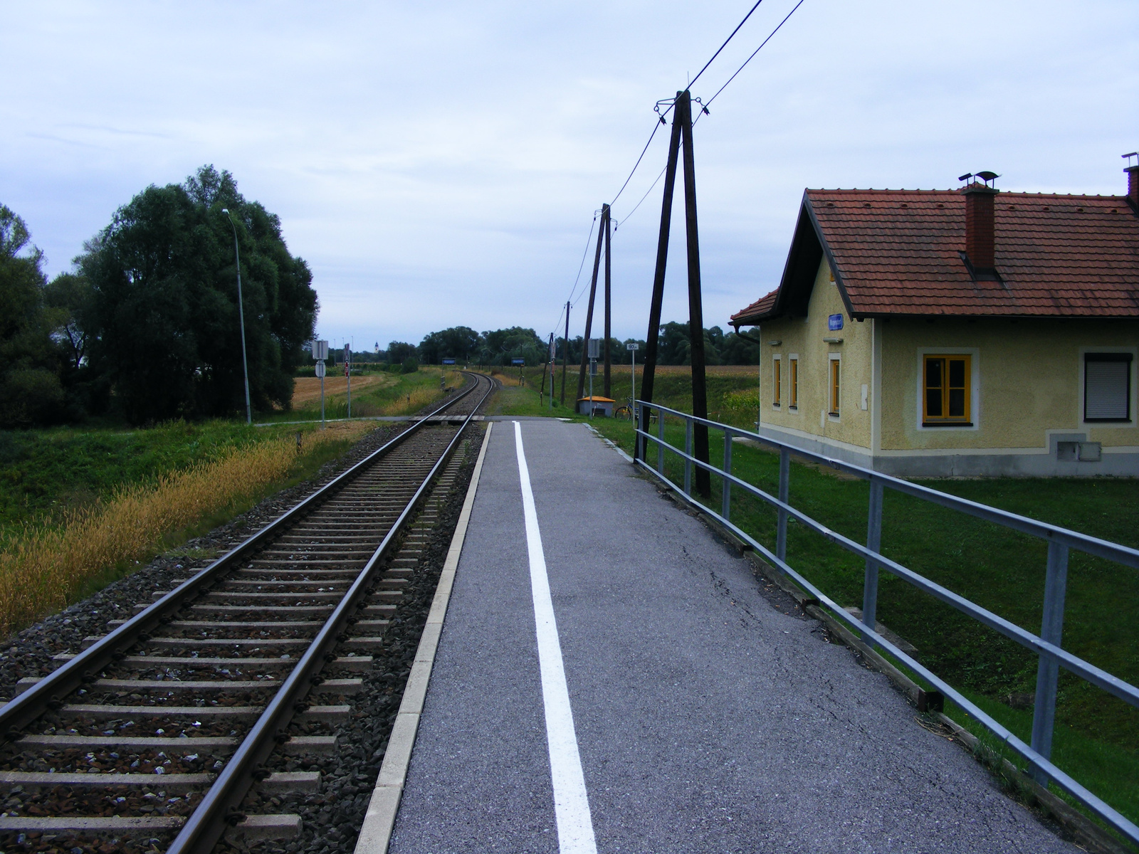 A megállóhely peronja Szentgotthárd felé nézve.