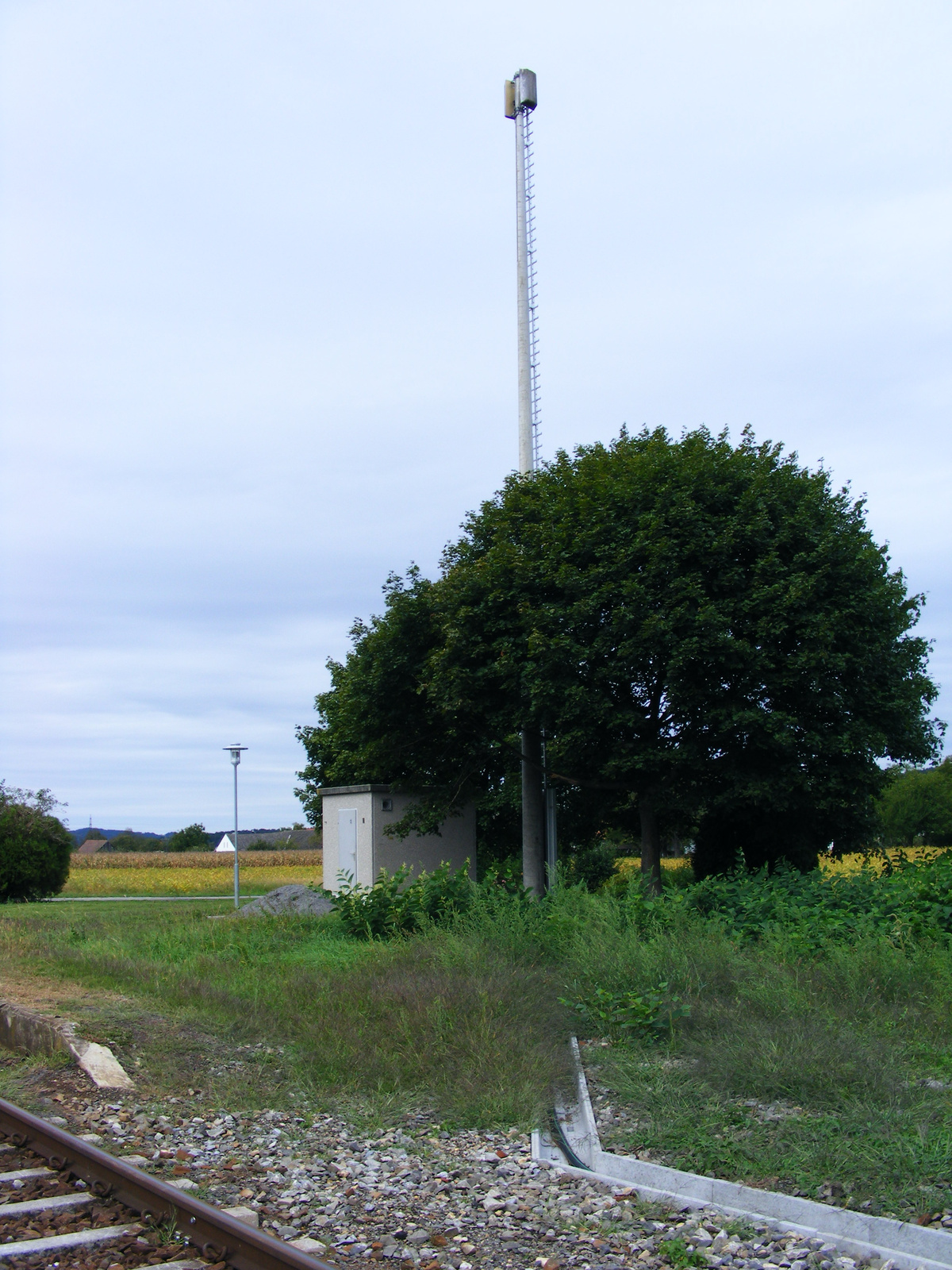 Az egykori megállóhelynél lévő vasúti rádió átjátszó antenna.