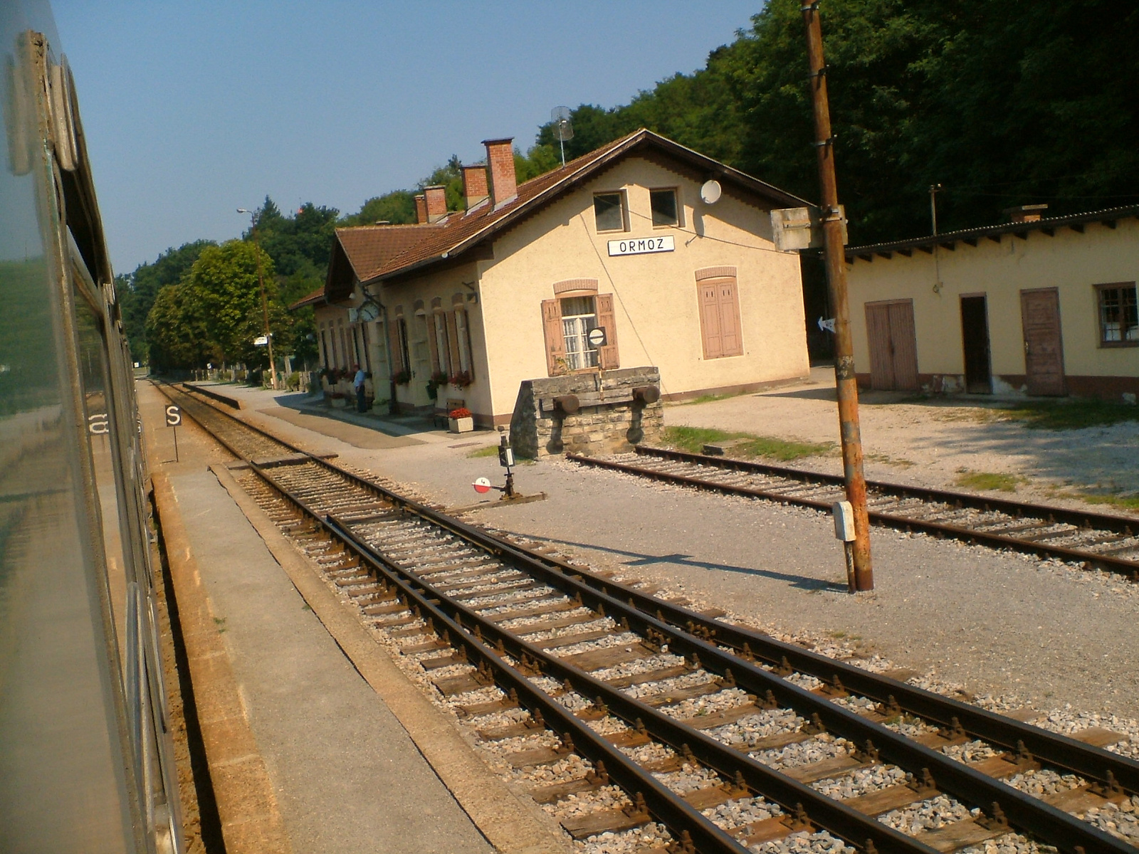 A felvételi épület Središče,és Ljutomer mesto állomások felől né