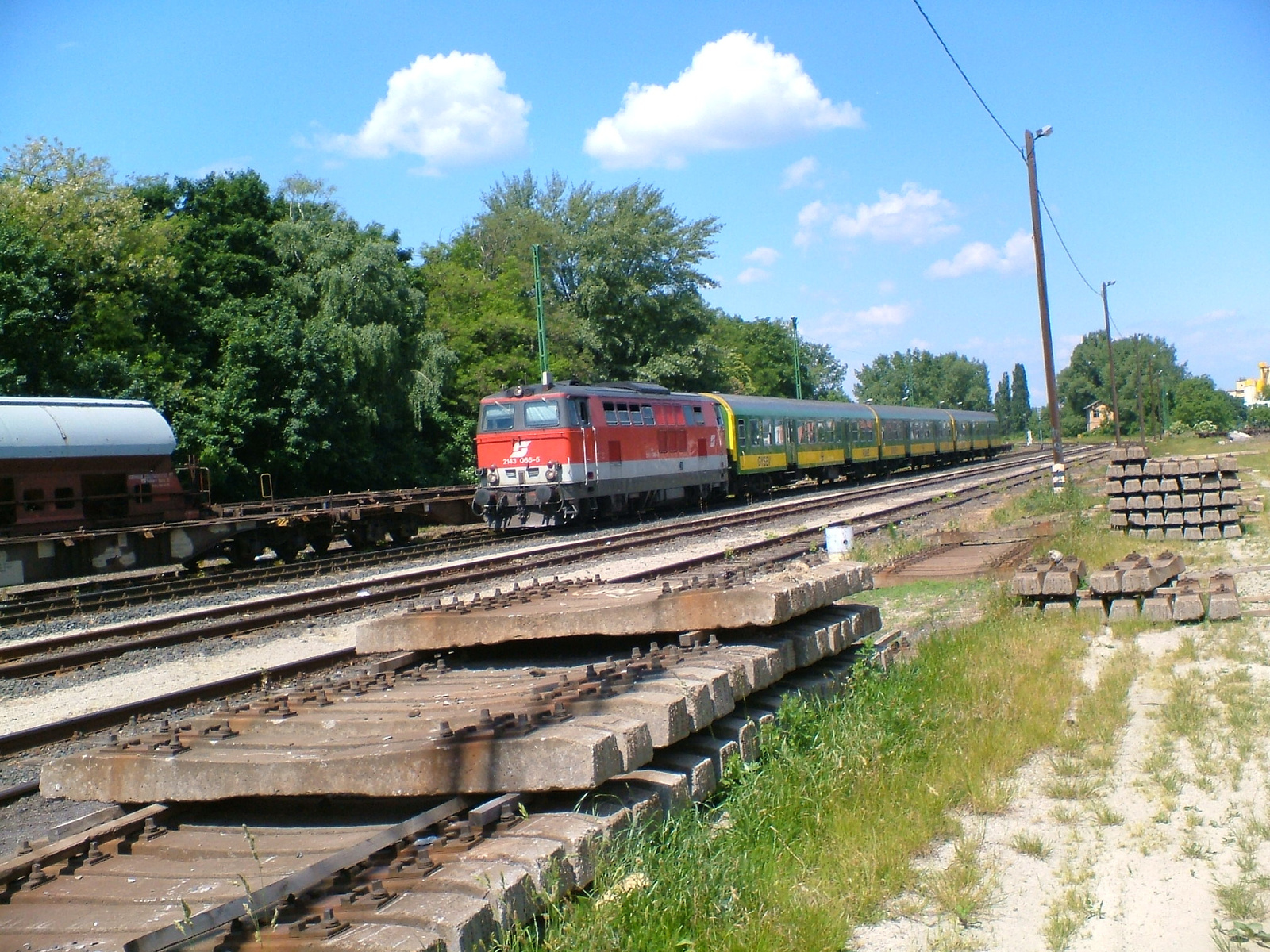 Az ÖBB egyik személyvonata Gysev kocsikkal halad az állomáson.