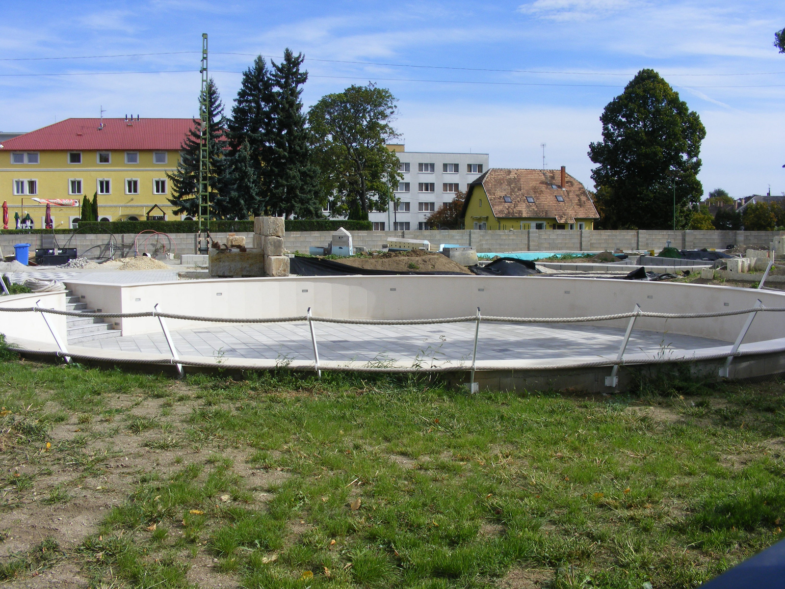 Az egykori fordítókorong felújított betonmedencéje.