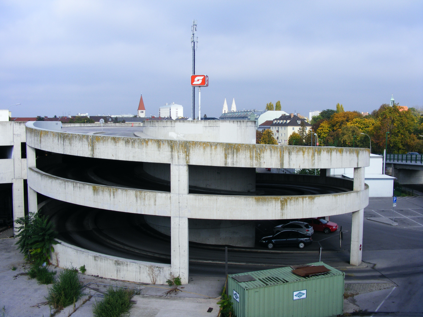 A pályaudvar mellett található az ÖBB parkolóháza.