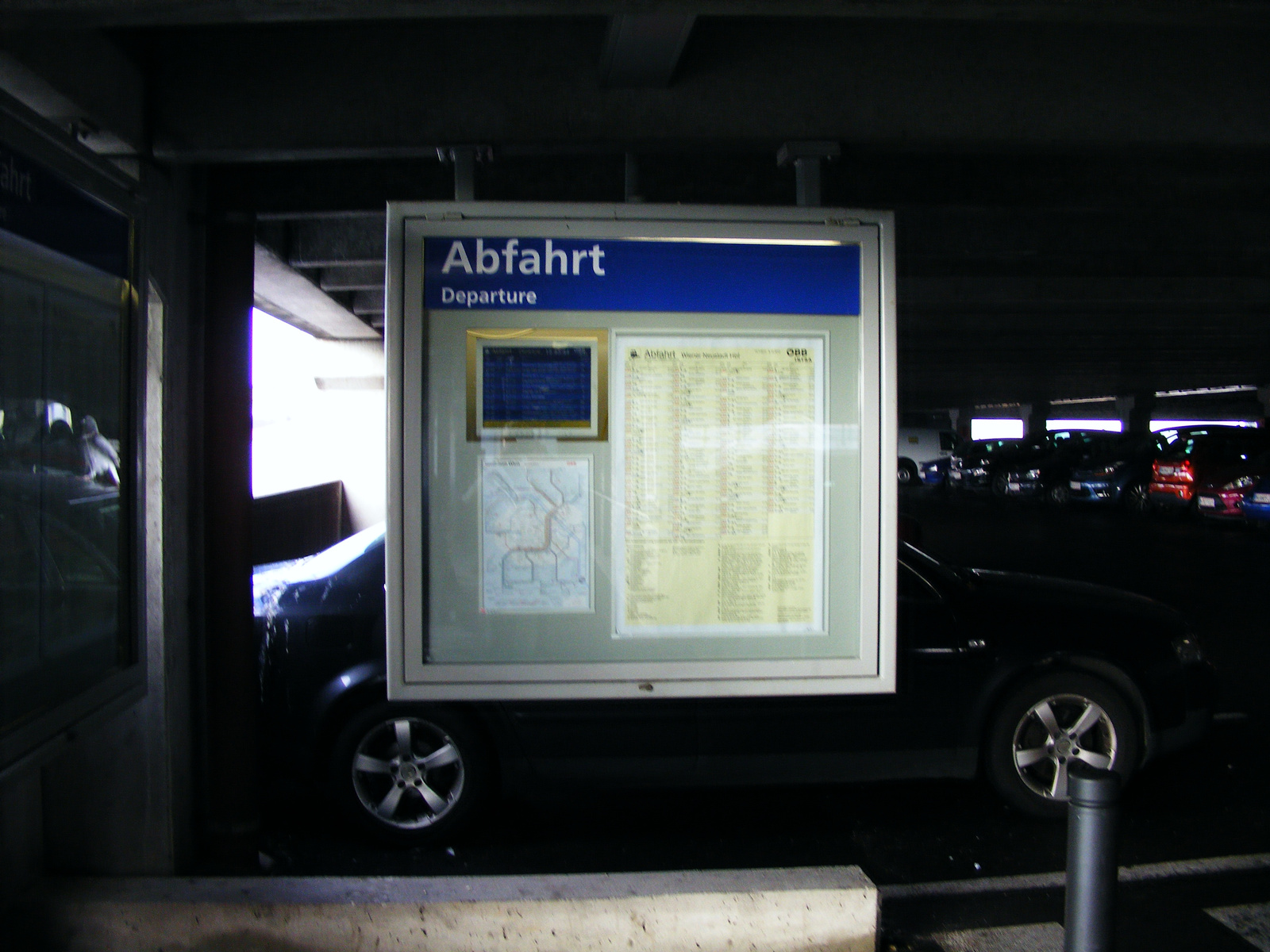 A parkolóházban lévő menetrendi,és információs anyag.