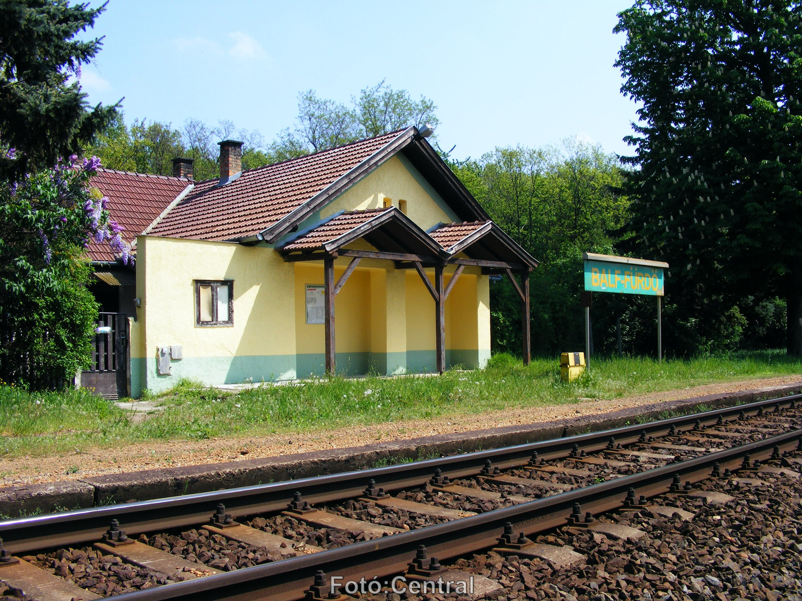 A megállóhely lakóőrház épülete Sopron állomás felől nézve.