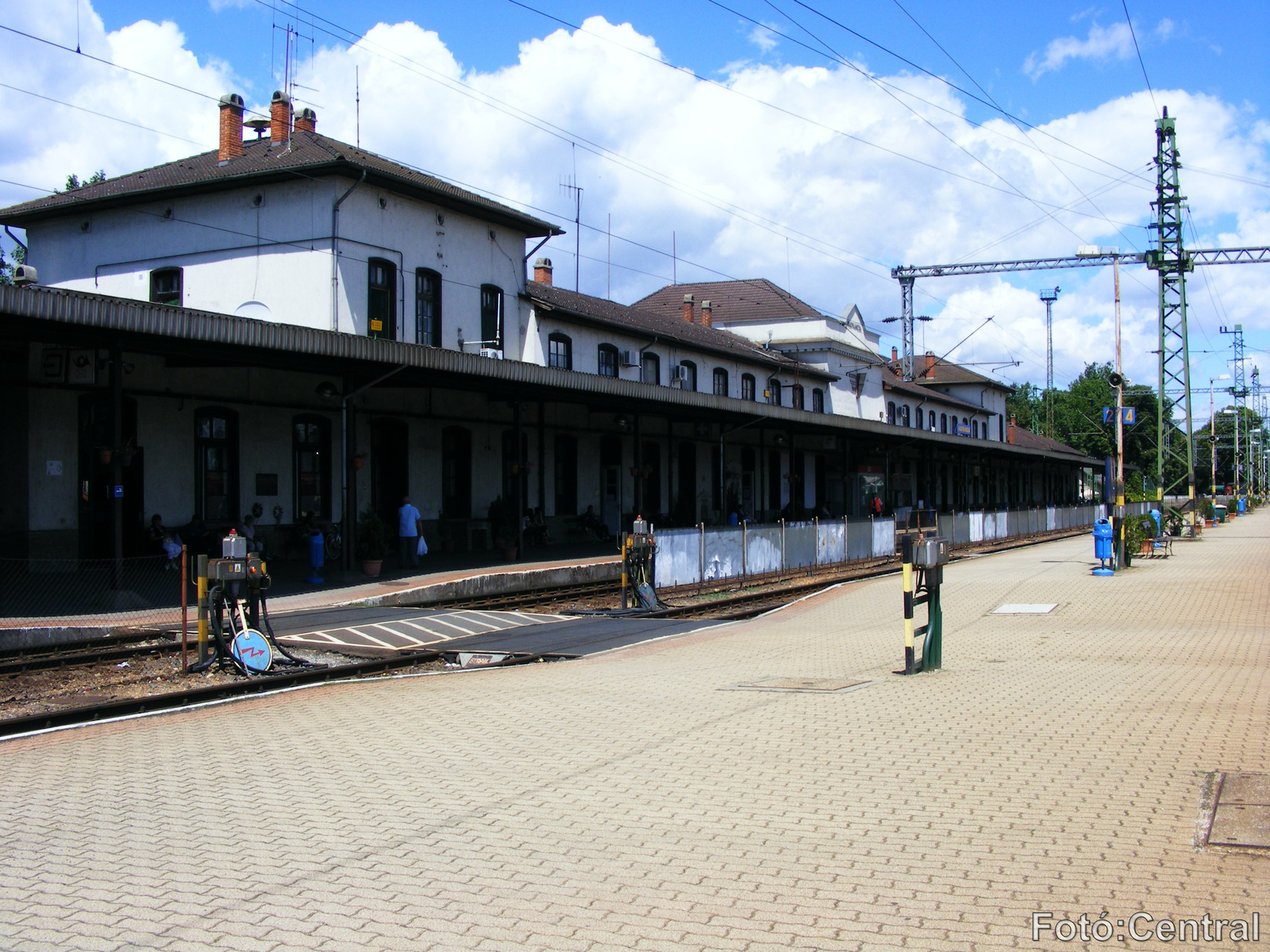 Az állomás felvételi épülete a végpont felől nézve.