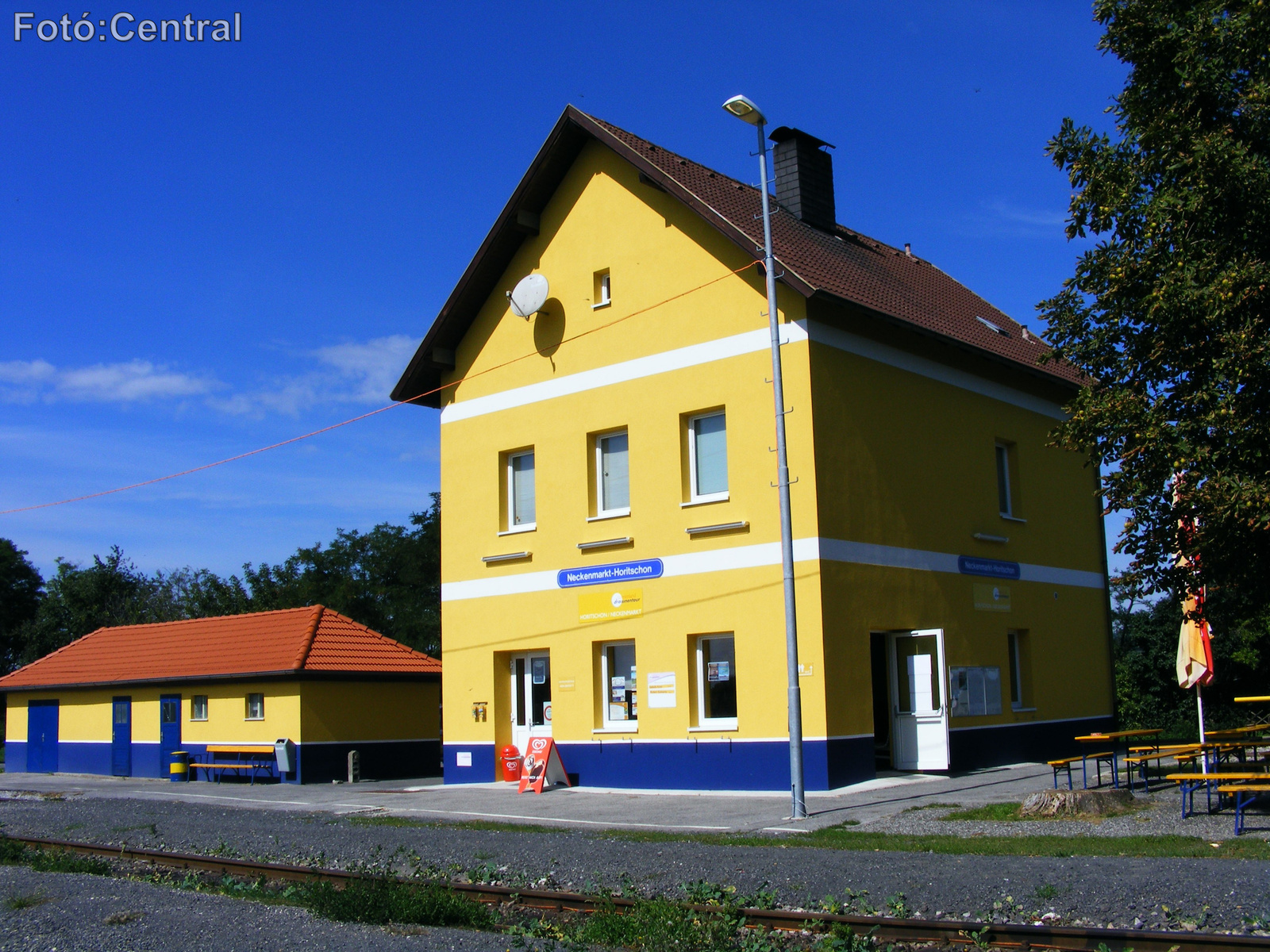 A felvételi épület vágány felőli oldala Sopronkeresztúr felől né