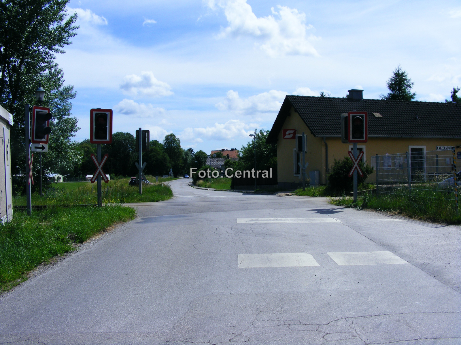 A megállóhelynél lévő vasúti átjáró Katzelsdorf centruma felé né