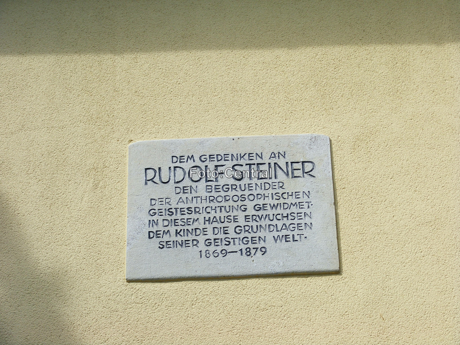 A felvételi épület homlokzatán található Rudolf Steiner Osztrák 