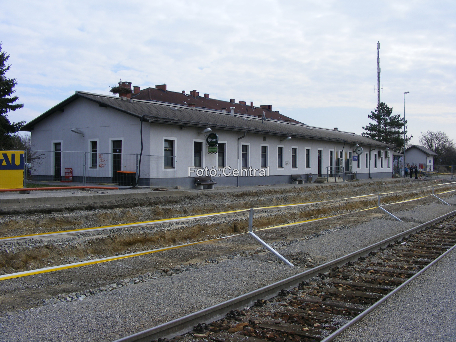 A felvételi épület Schönfeld-Lassee és Oberweiden felől nézve.