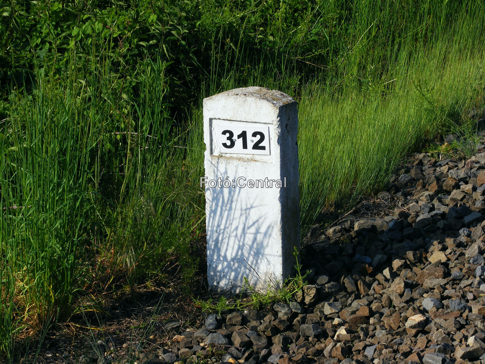 Szelvénykő a megállóhelynél.A porpáci kezdőponttól több mint 31