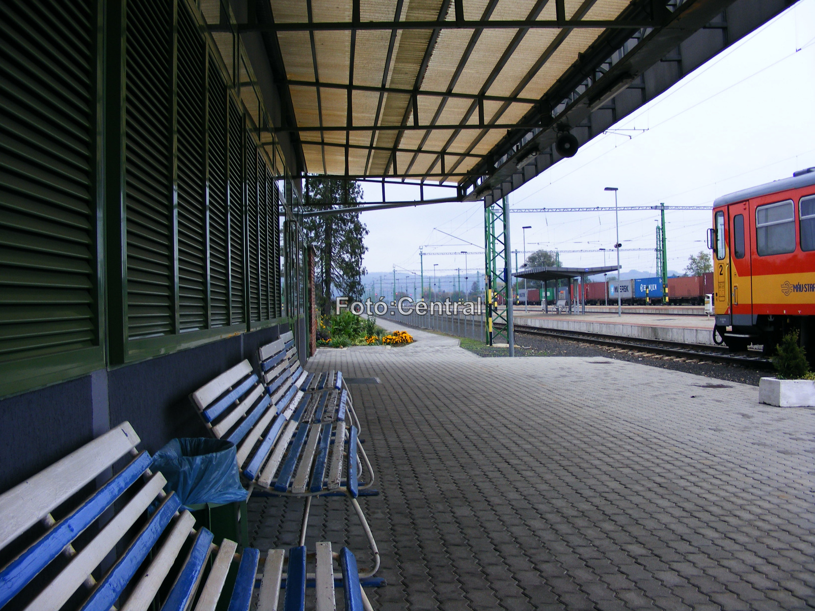 A felvételi épület előtt lévő fedett peronrész.