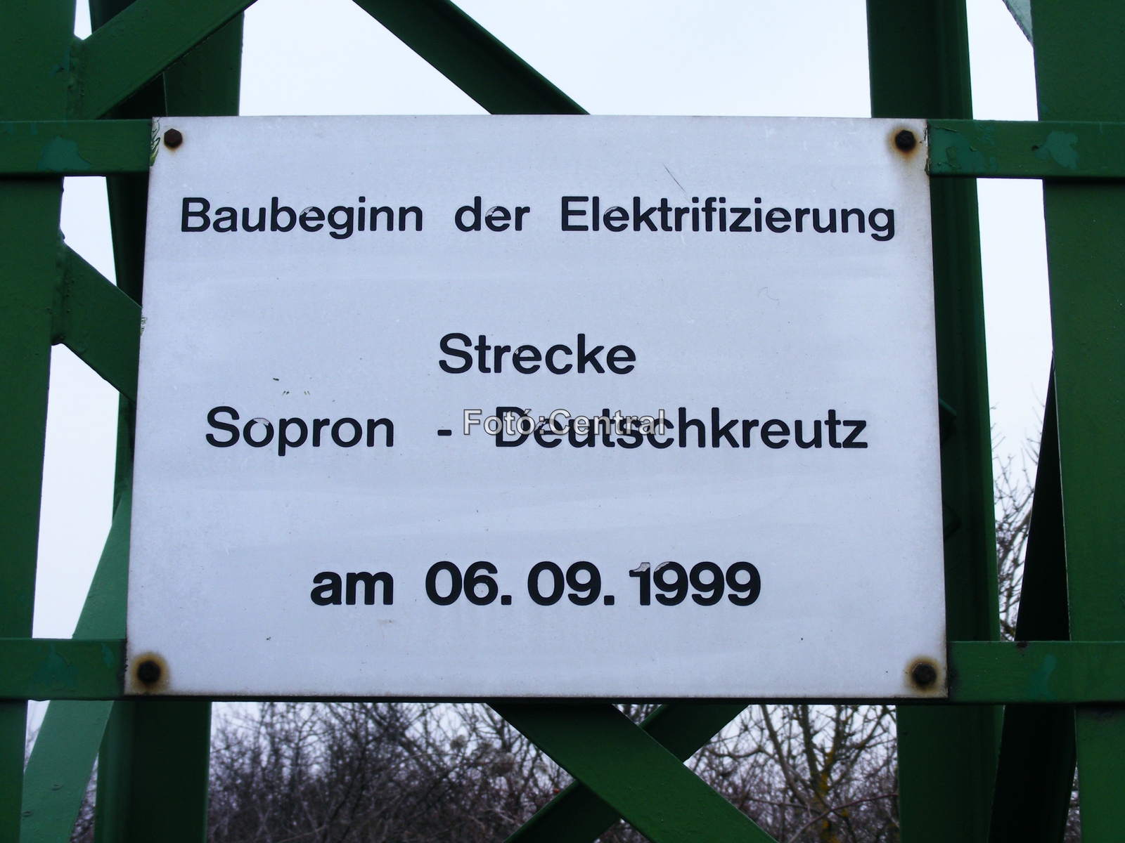Az első felállított tartóoszlopon elhelyezett német nyelvű emlék