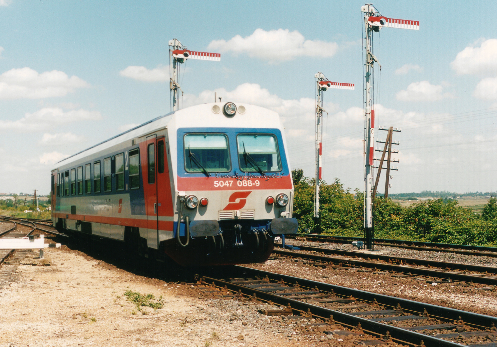 Egy szintén 1999-ben készült képen jól látható az állomáson átha