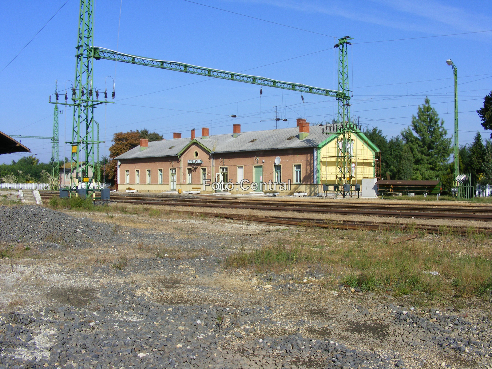 A Lövő felőli oldal is sárga-zöld színt kapott.