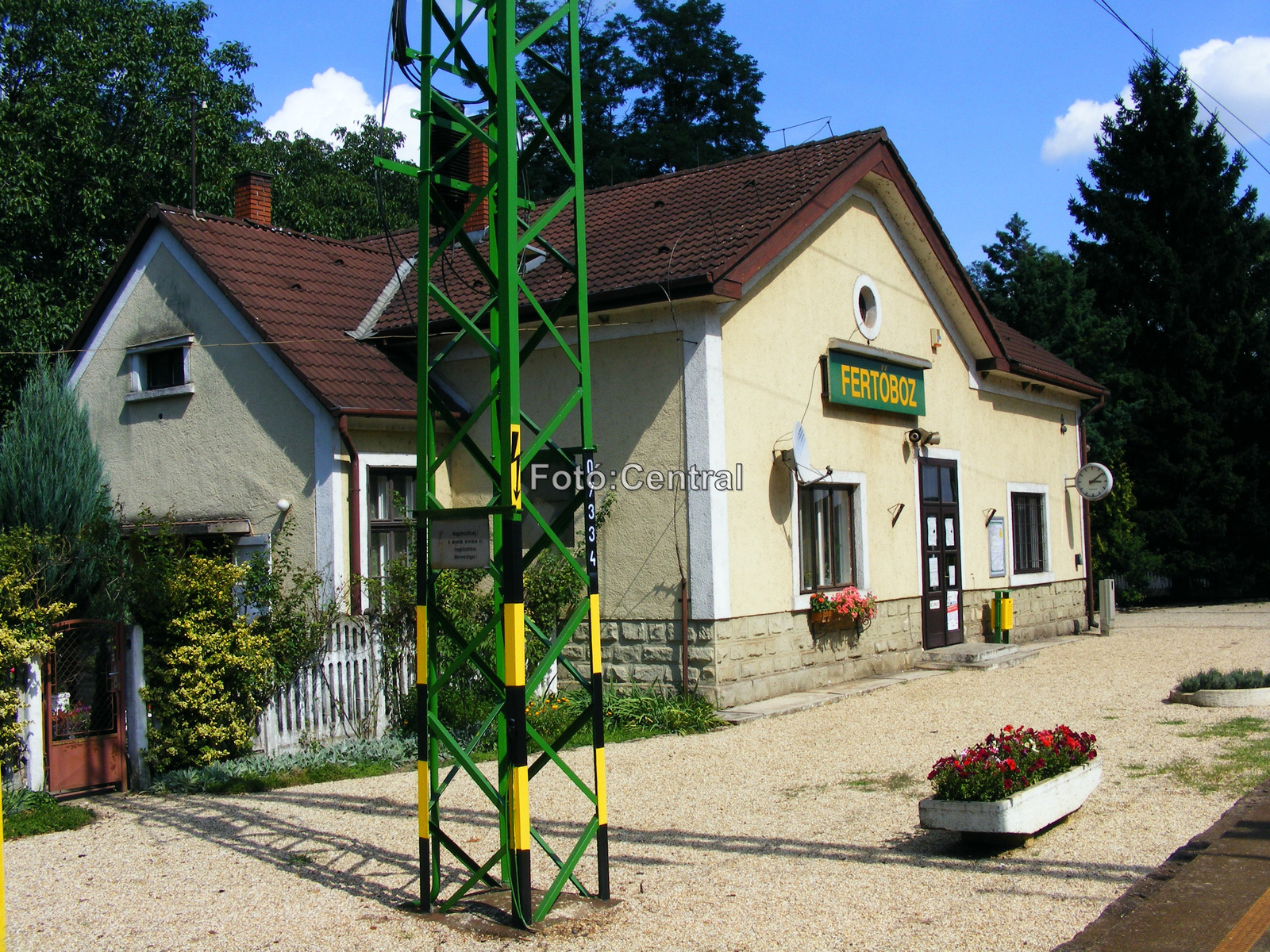 A felvételi épület Sopron felől nézve.