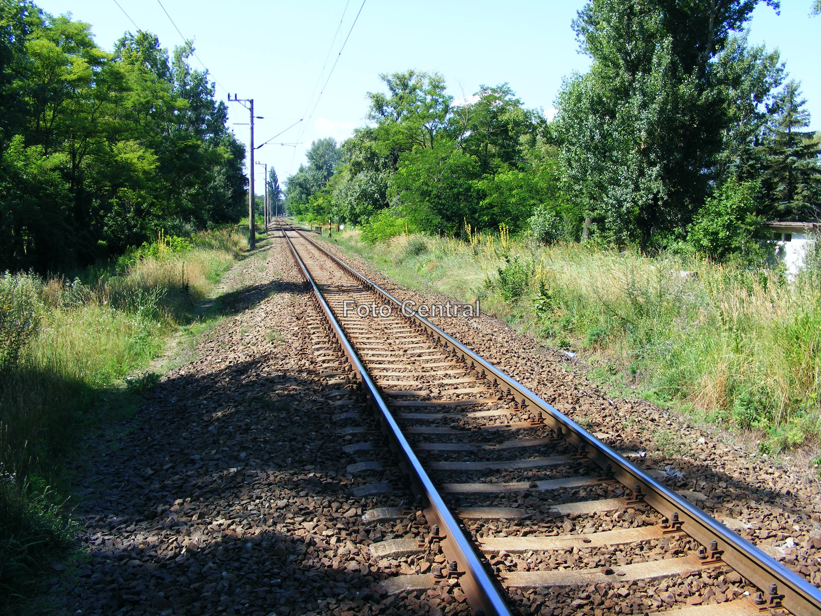 A megállóhely után,a nyílt vonal Balatonfenyves állomás felé néz