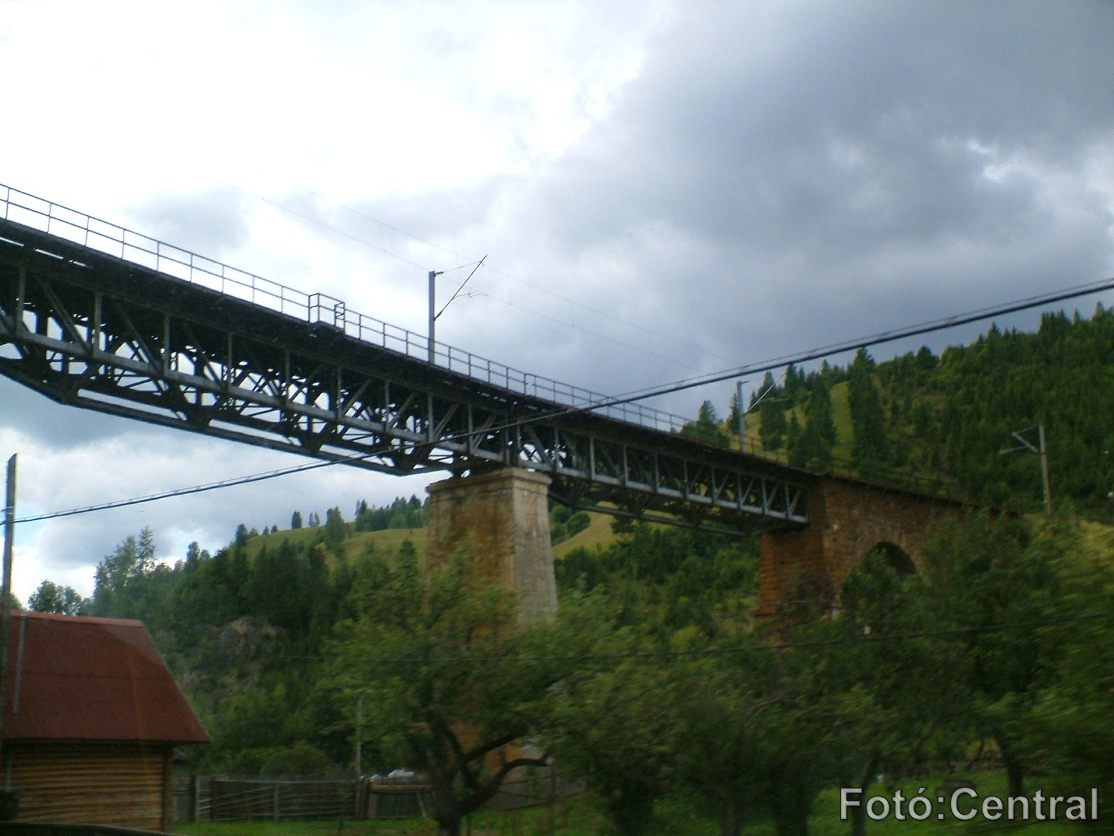 Az állomás közelében lévő viadukt.