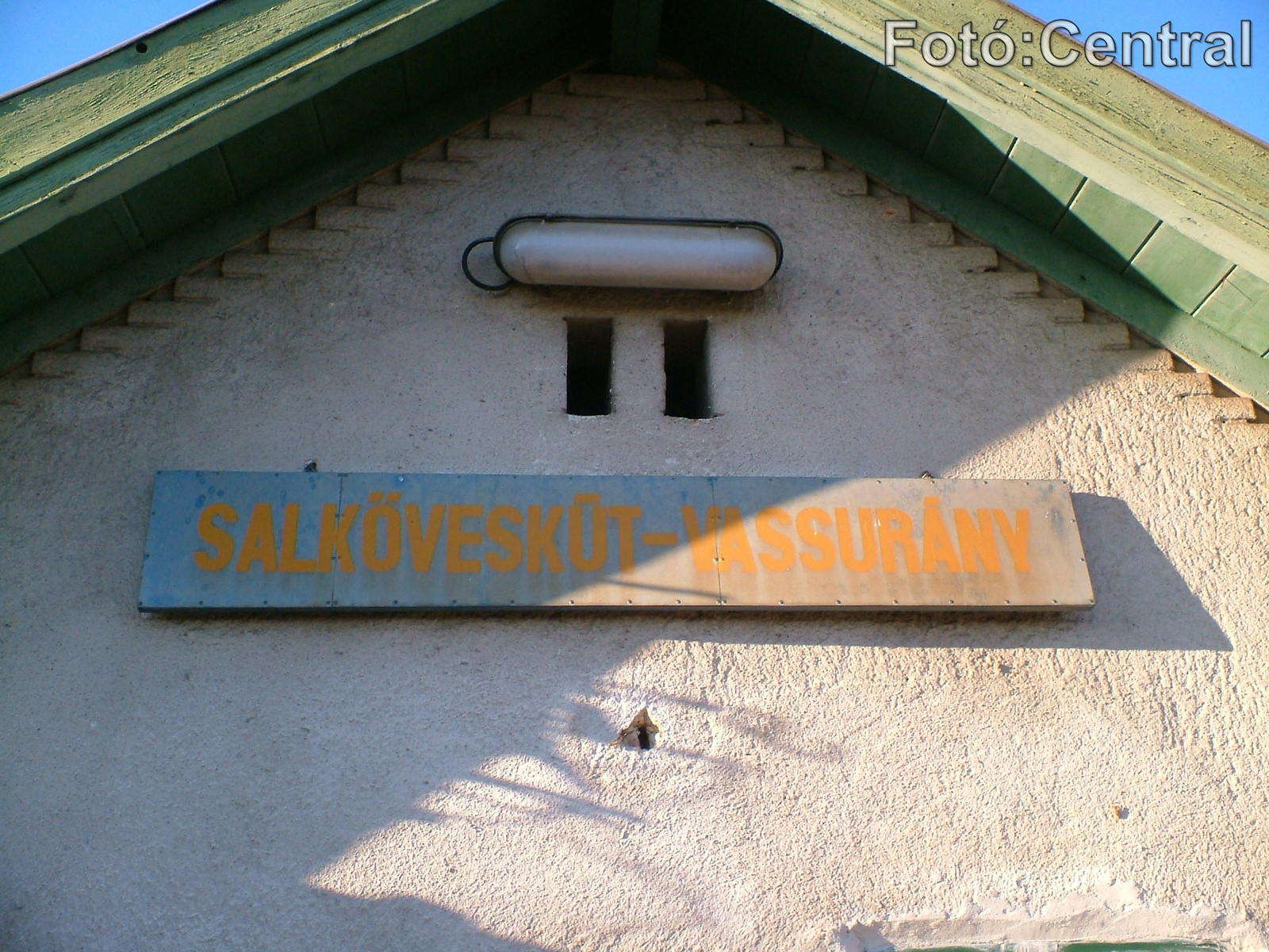 A műemlék jellegű őrház régi MÁV szabványú névtáblája.