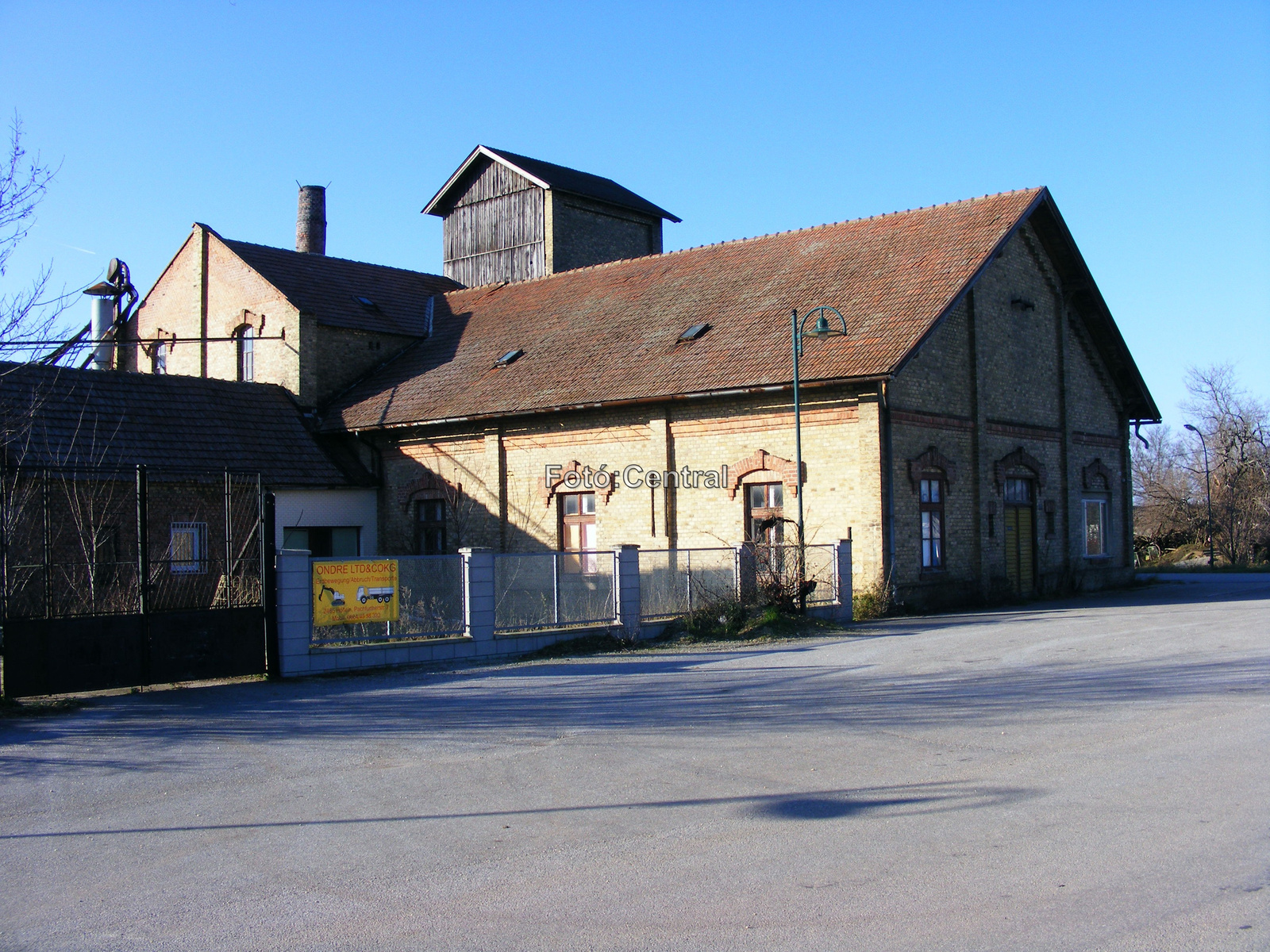 Az egykori állomás területén lévő üzemi épület.