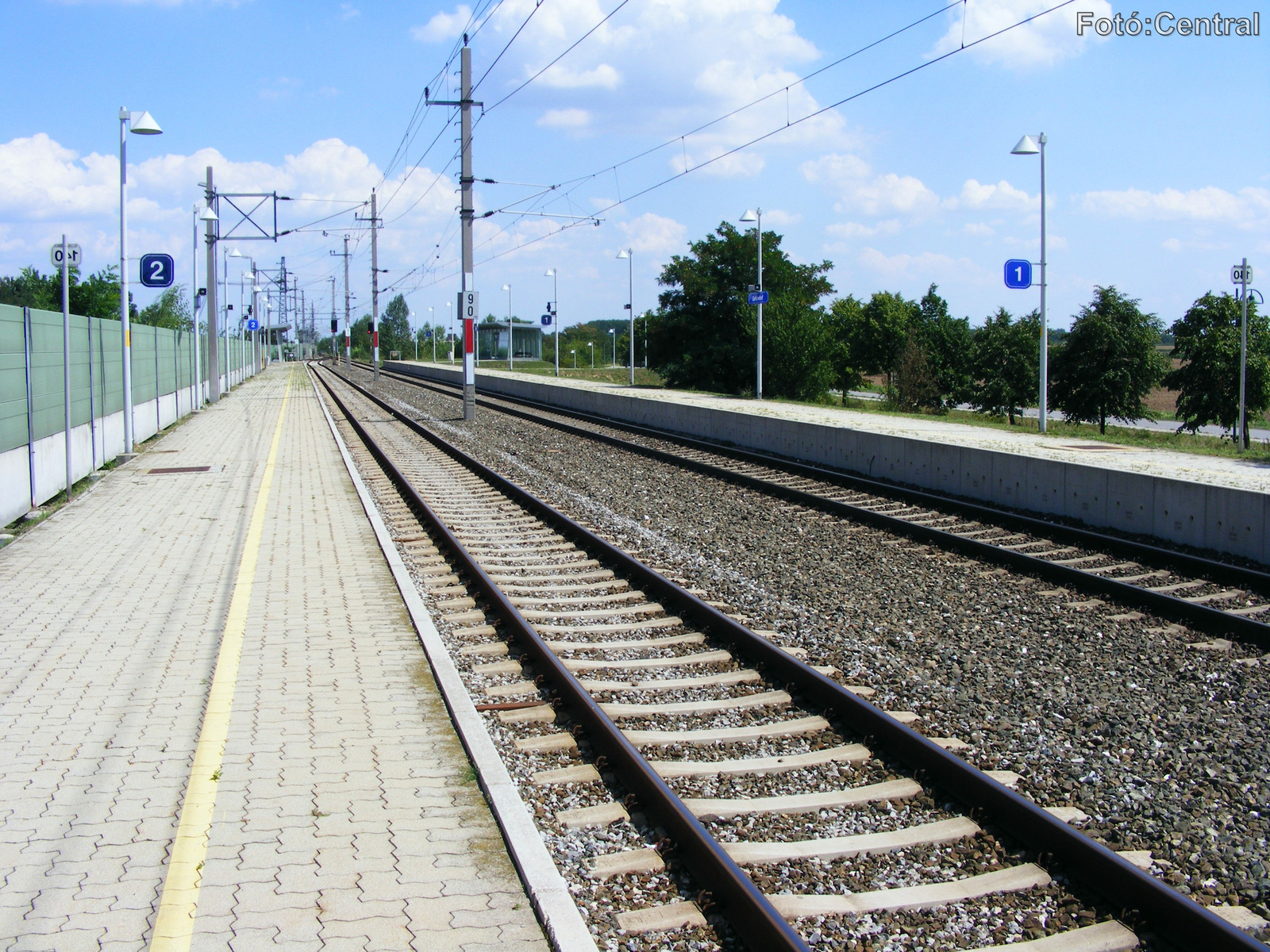 A 2.számú vágány mellett lévő peron Köpcsény felé nézve.