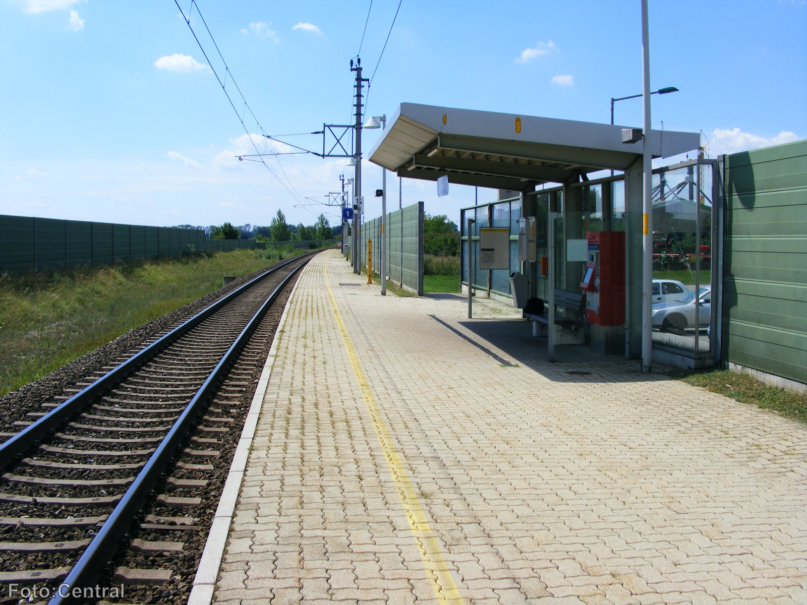 A megállóhely peronja Lajtakáta felé nézve.