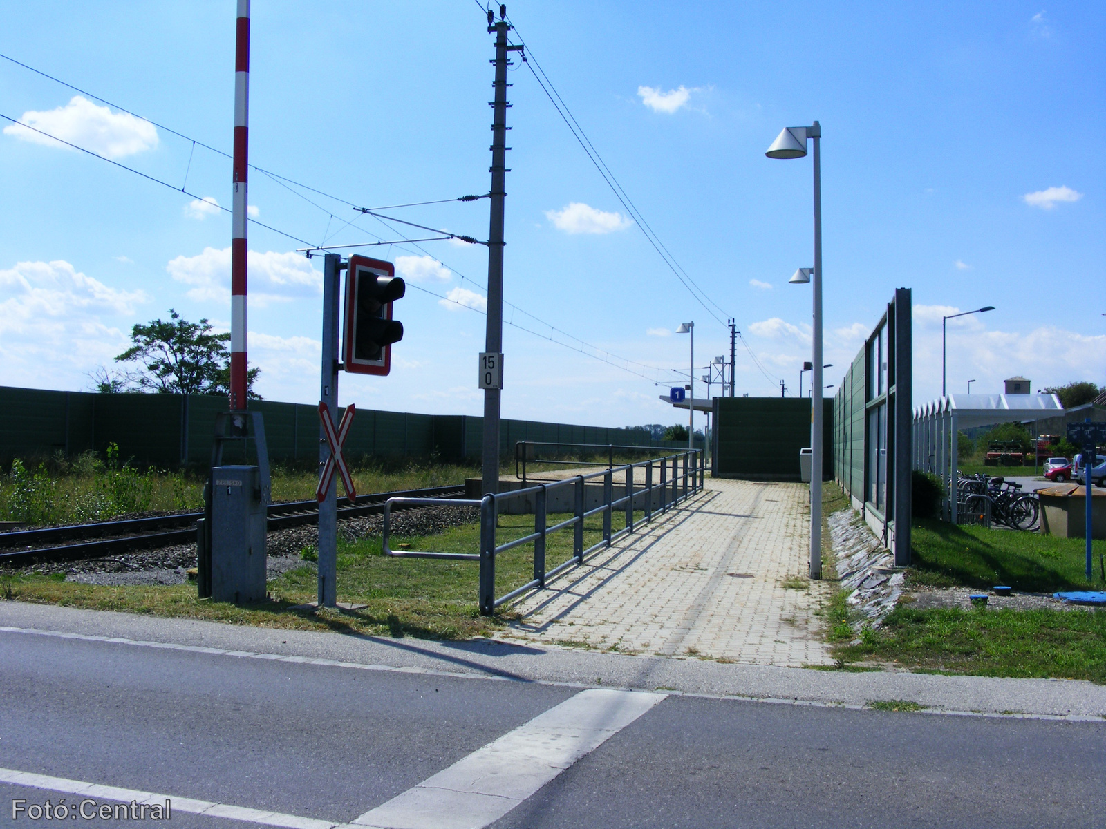 A peronhoz vezető mozgássérültek,és babakocsival közlekedők rész