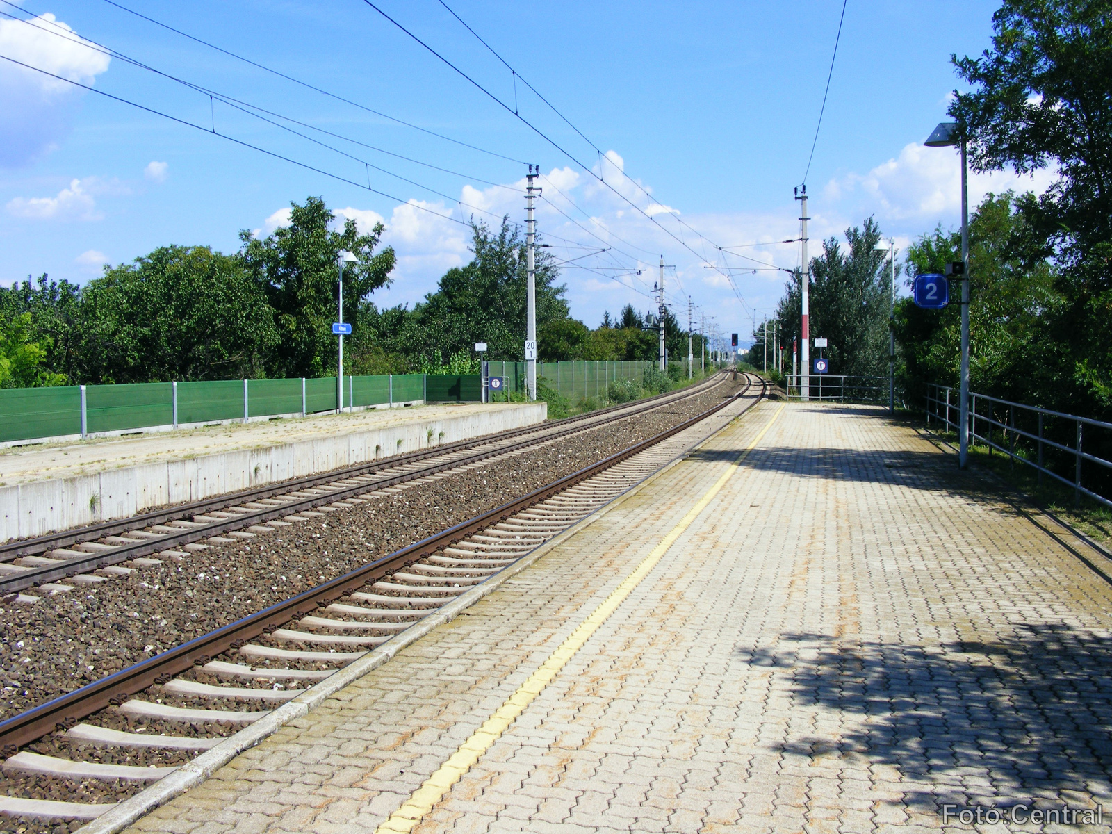 A 2.számú vágány mellett lévő peron Pozsonyligetfalu felé nézve.