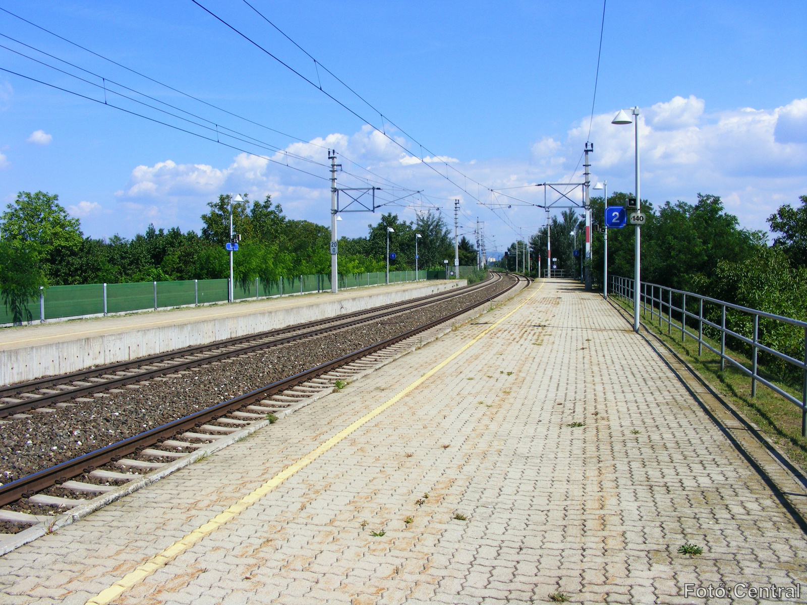 A 2.számú vágány mellett lévő peron Pozsonyligetfalu felé nézve.