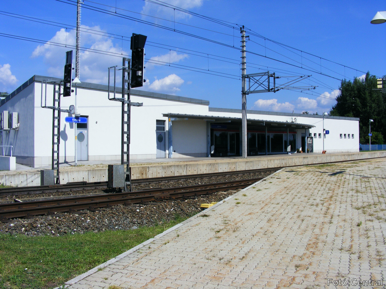 Az állomás felvételi épülete Lajtakáta felől nézve.