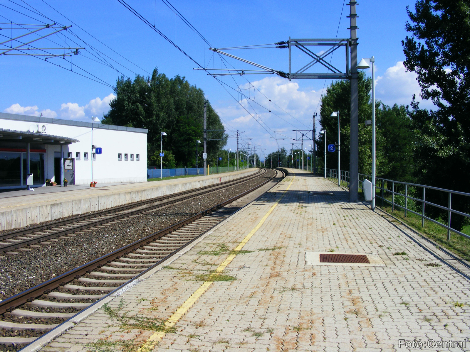 A 2.számú vágány mellett lévő peron Pozsonyligetfalu felé nézve.