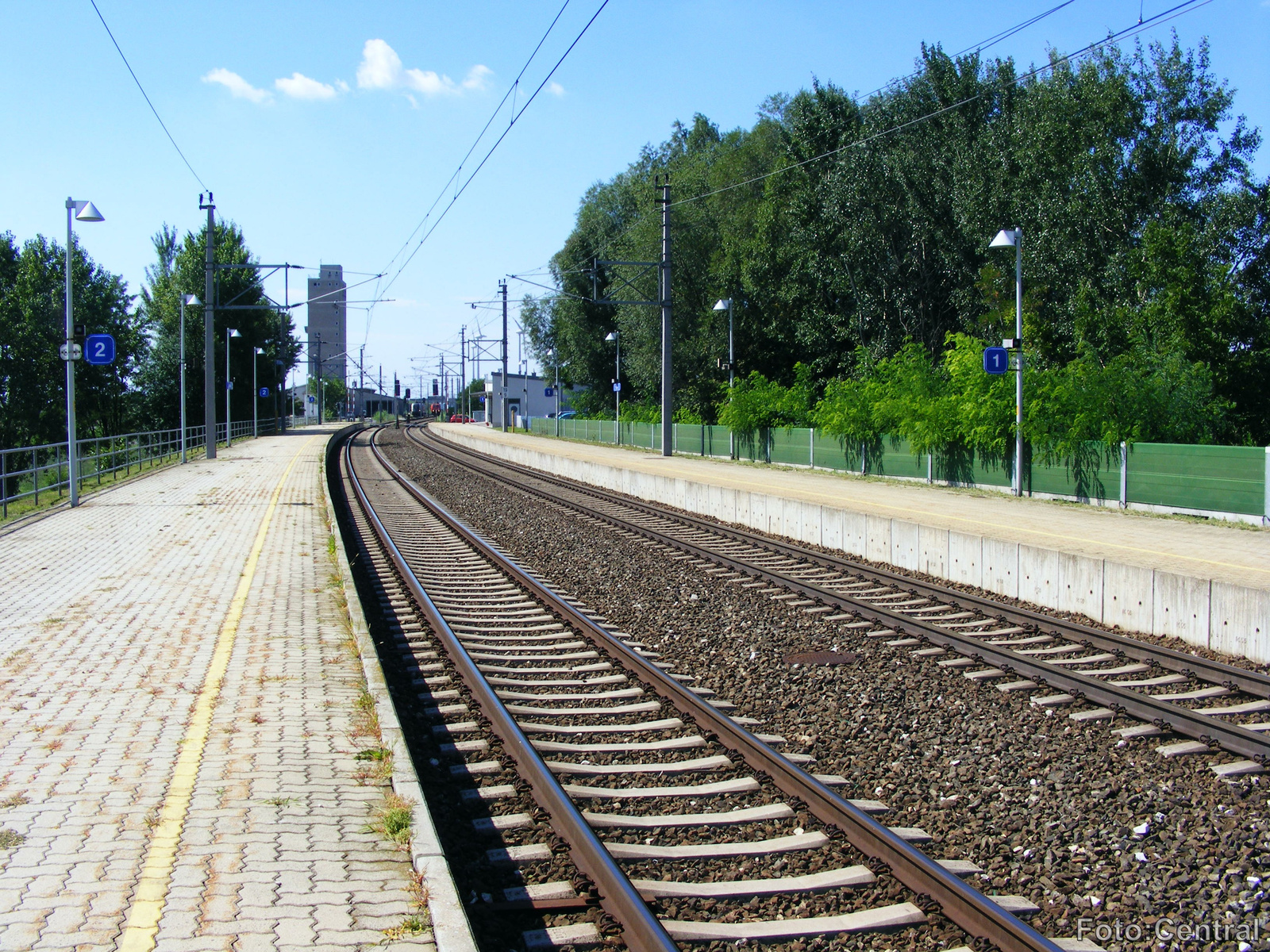 A 2.számú vágány mellett lévő peron Lajtakáta felé nézve.