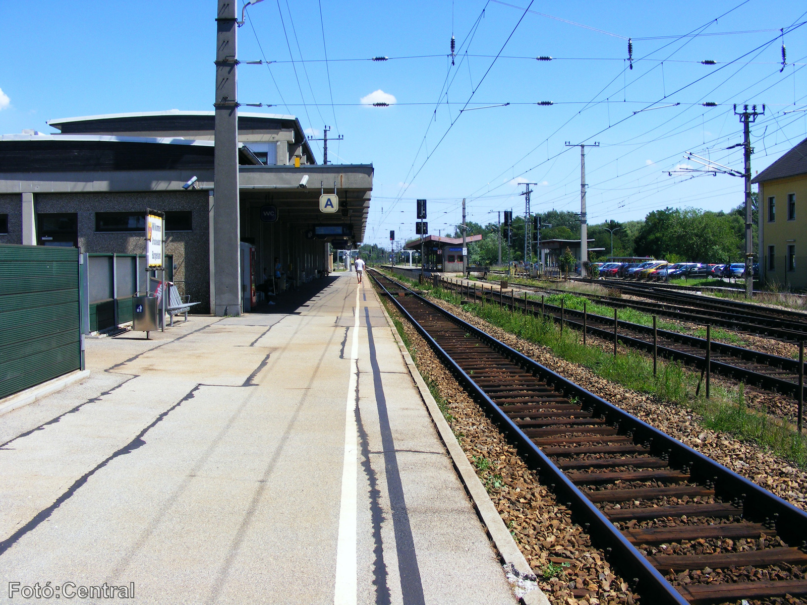 Az I.számú vágány peronja Pándorfalu(Budapest)felé nézve.