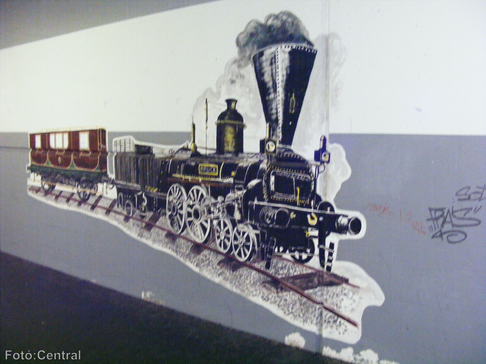 Az aluljáróban az egykori Bruck nevű gőzmozdony felfestett képe 