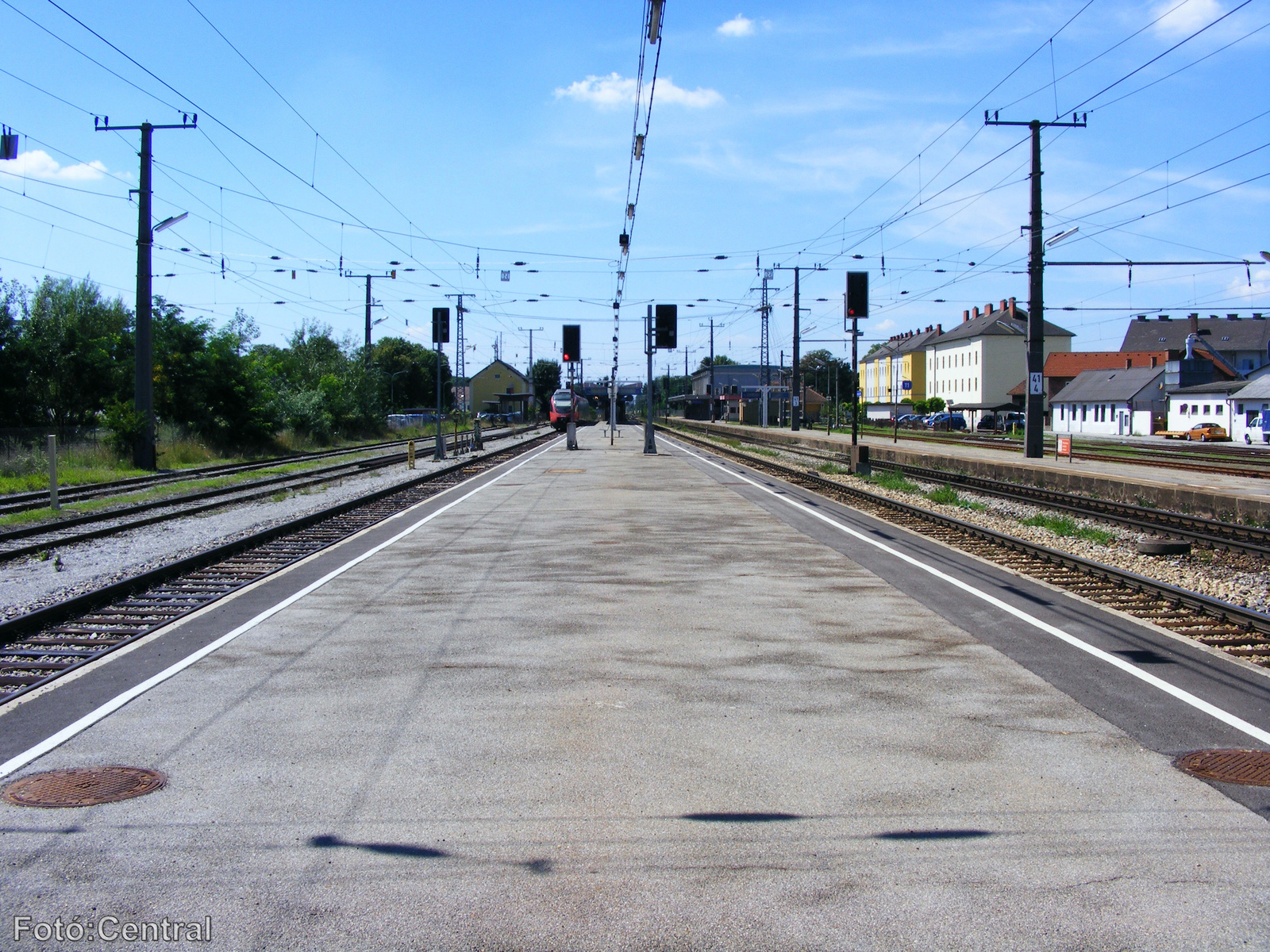 Az II.és III.számú vágány peronja Götzendorf(Wien)felé nézve.