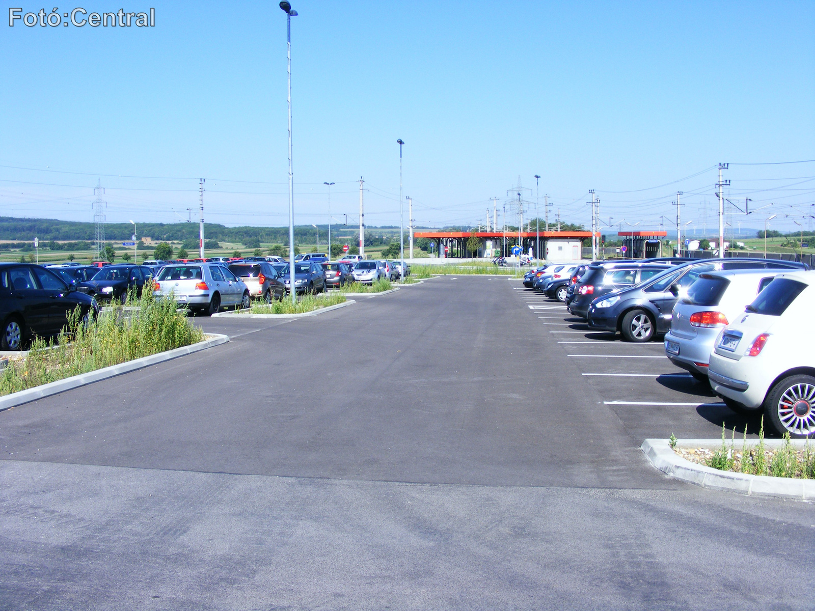 A V alakú megállóhelynél lévő hatalmas gépjárműparkoló.