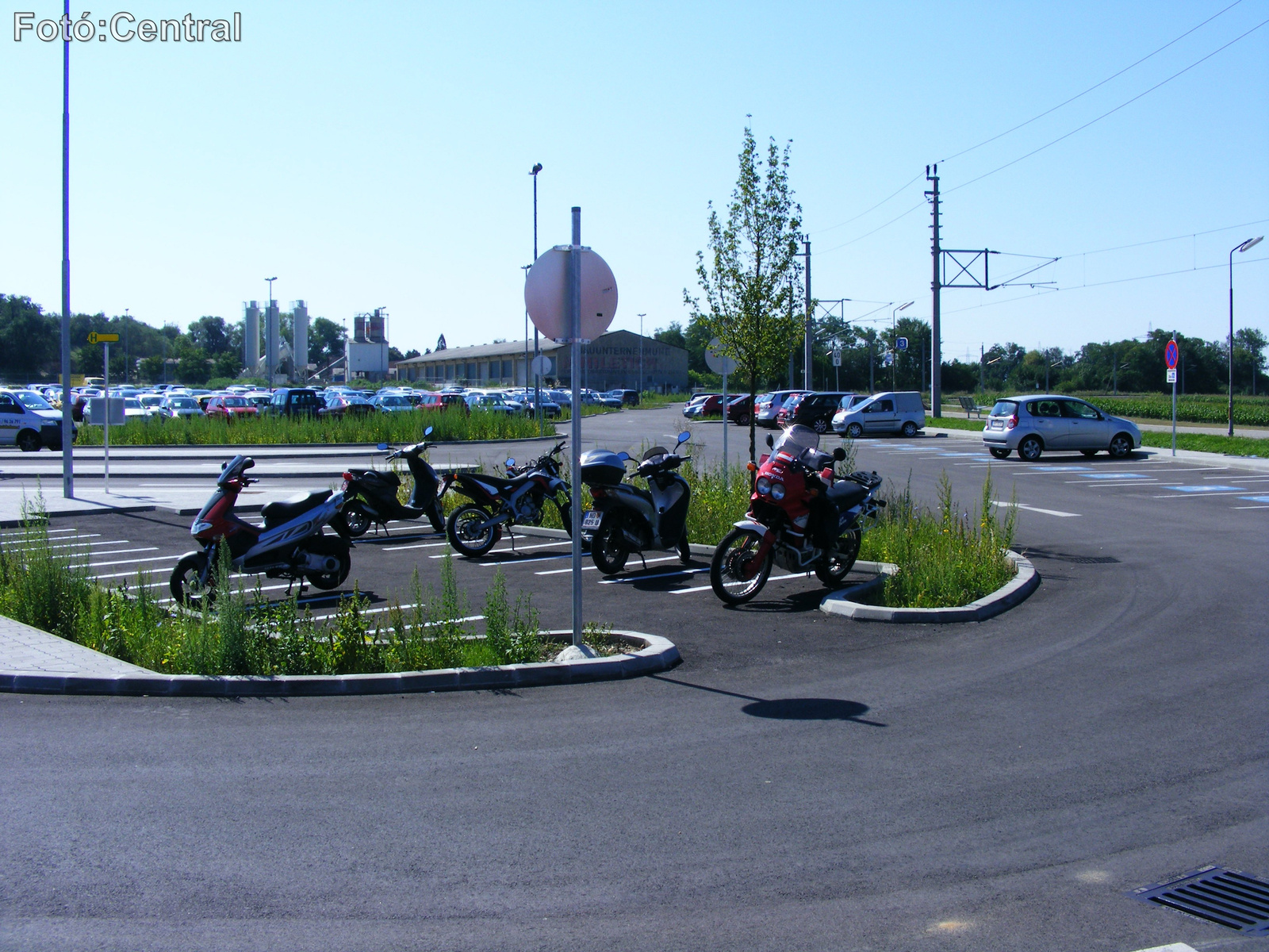 Motorkerékpár parkoló.