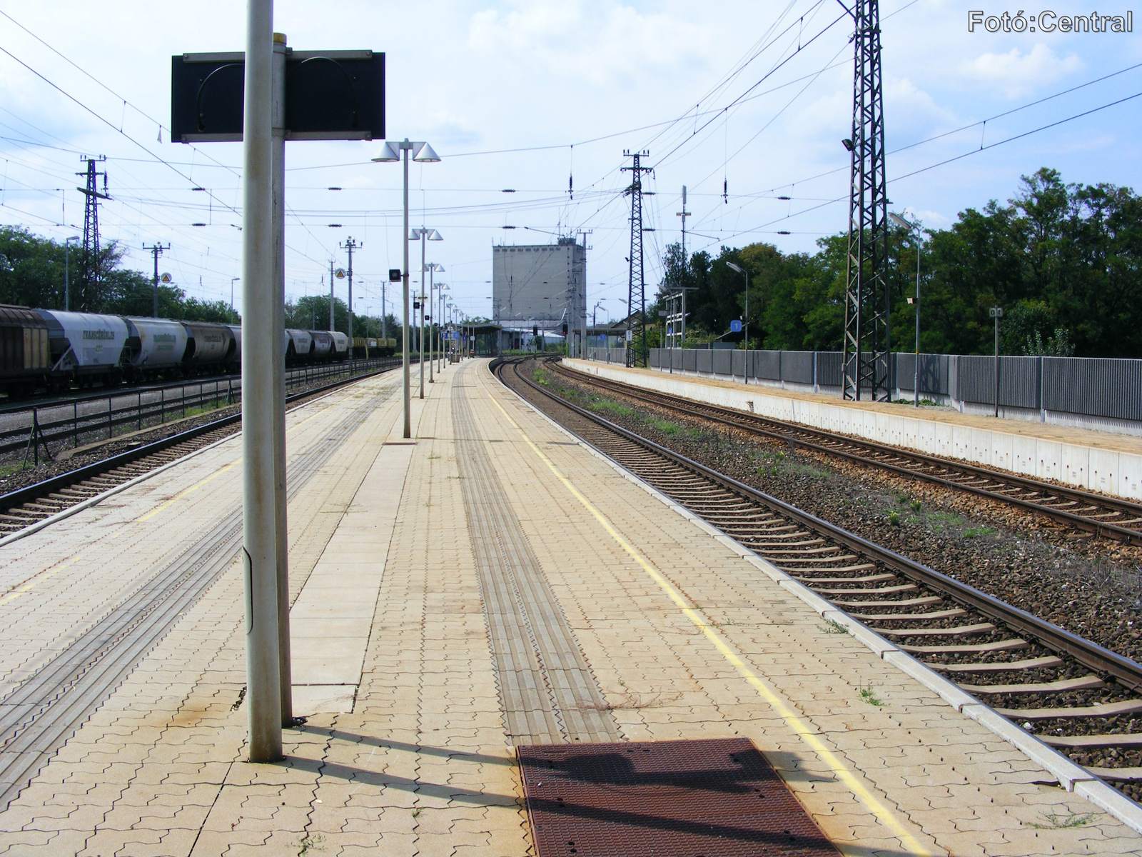 A 2.és 3.számú vágányok között lévő peron Bruck-Királyhida (Wien